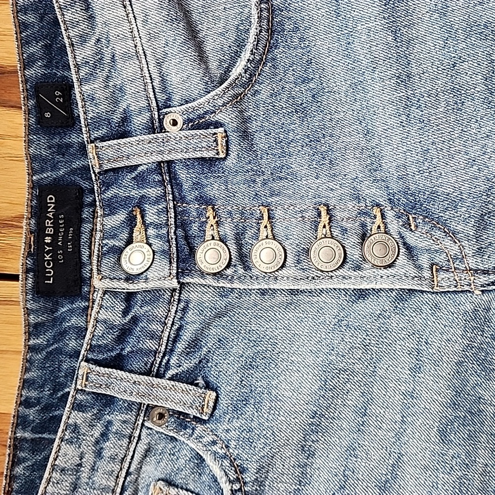 NWOT Lucky Brand denim Boyfriend Short size 29 8 Light Wash Distressed Raw Edge - Picture 3 of 10